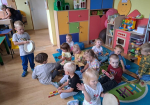 Dzieci podczas zabaw z instrumentami muzycznymi.